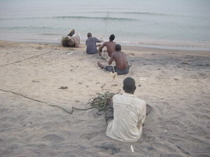 4 men pulling in one side of the seine net